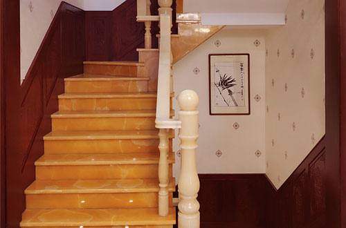 澄迈中式别墅室内汉白玉石楼梯的定制安装装饰效果