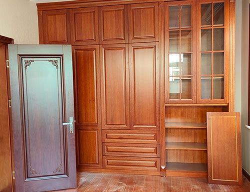 澄迈中式家庭装修里定制的实木衣柜效果图